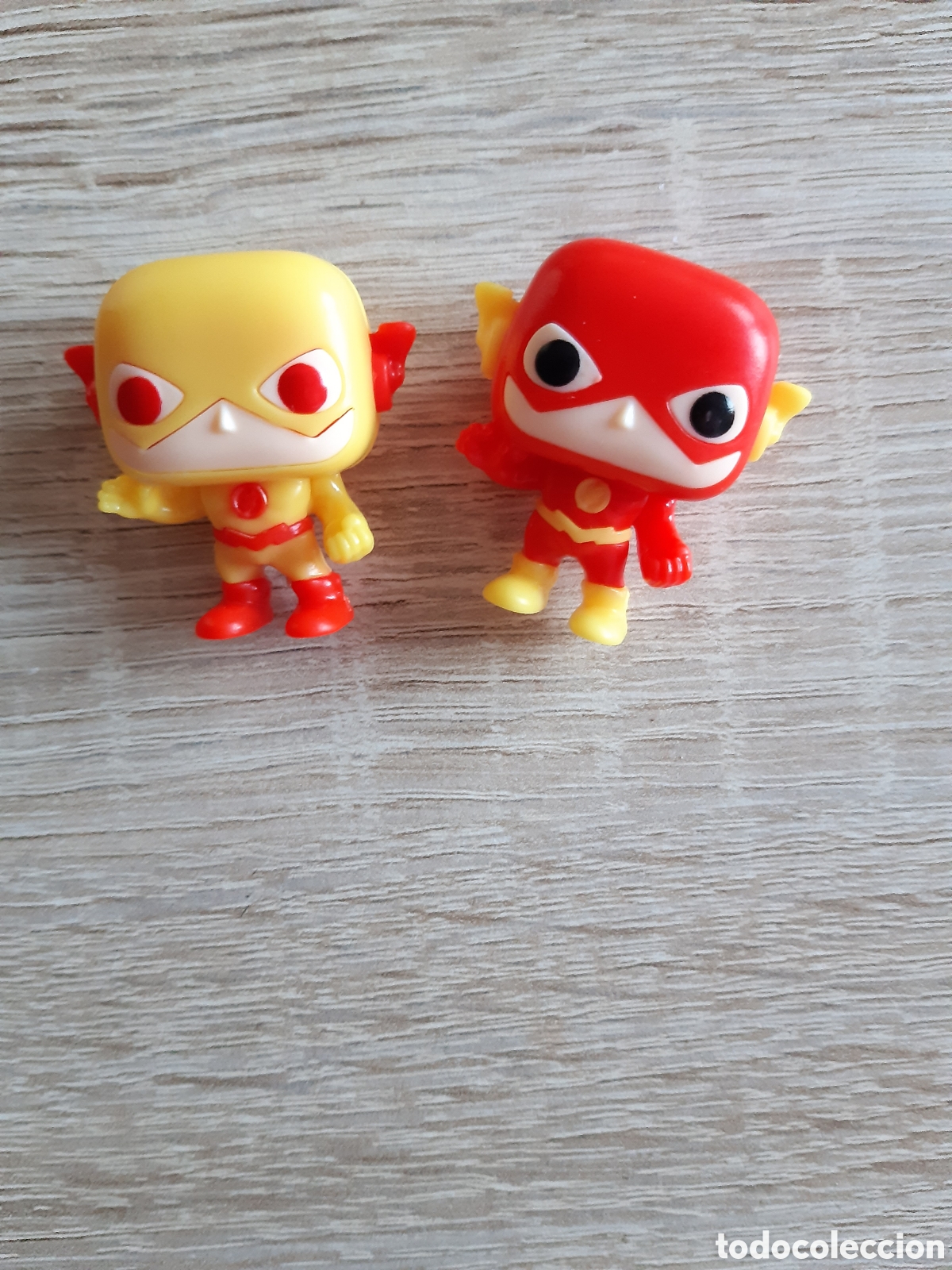 Figuras de goma Kinder: Flash amarillo y rojo Kinder Joy funko Marvel DC - Foto 1