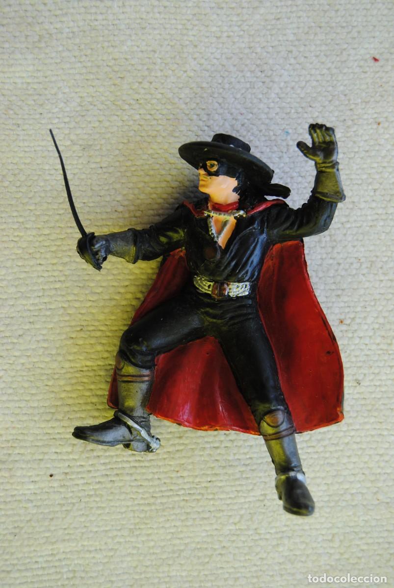 Figuras de goma y PVC: M. Figura de El zorro - Foto 1