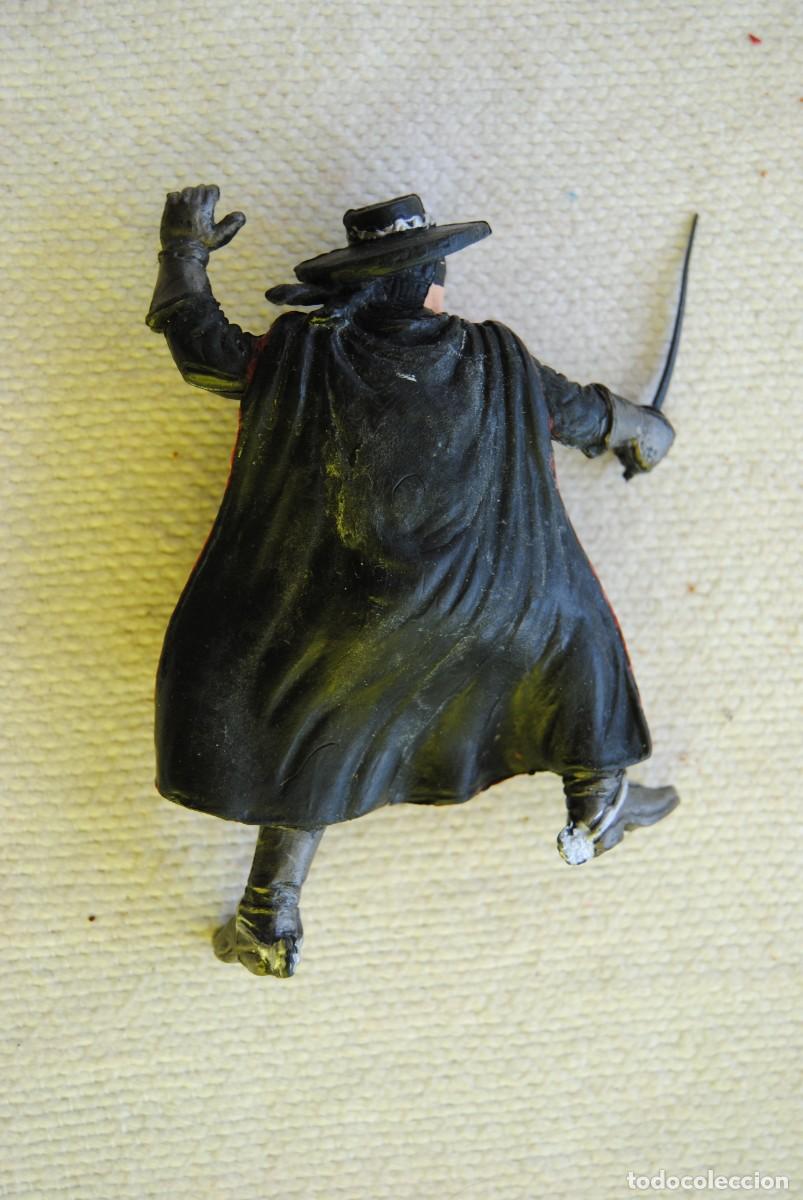Figuras de goma y PVC: M. Figura de El zorro - Foto 2