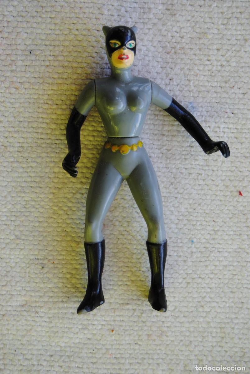 Gummi- und PVC-Figuren: N. cat woman . brazos articulados