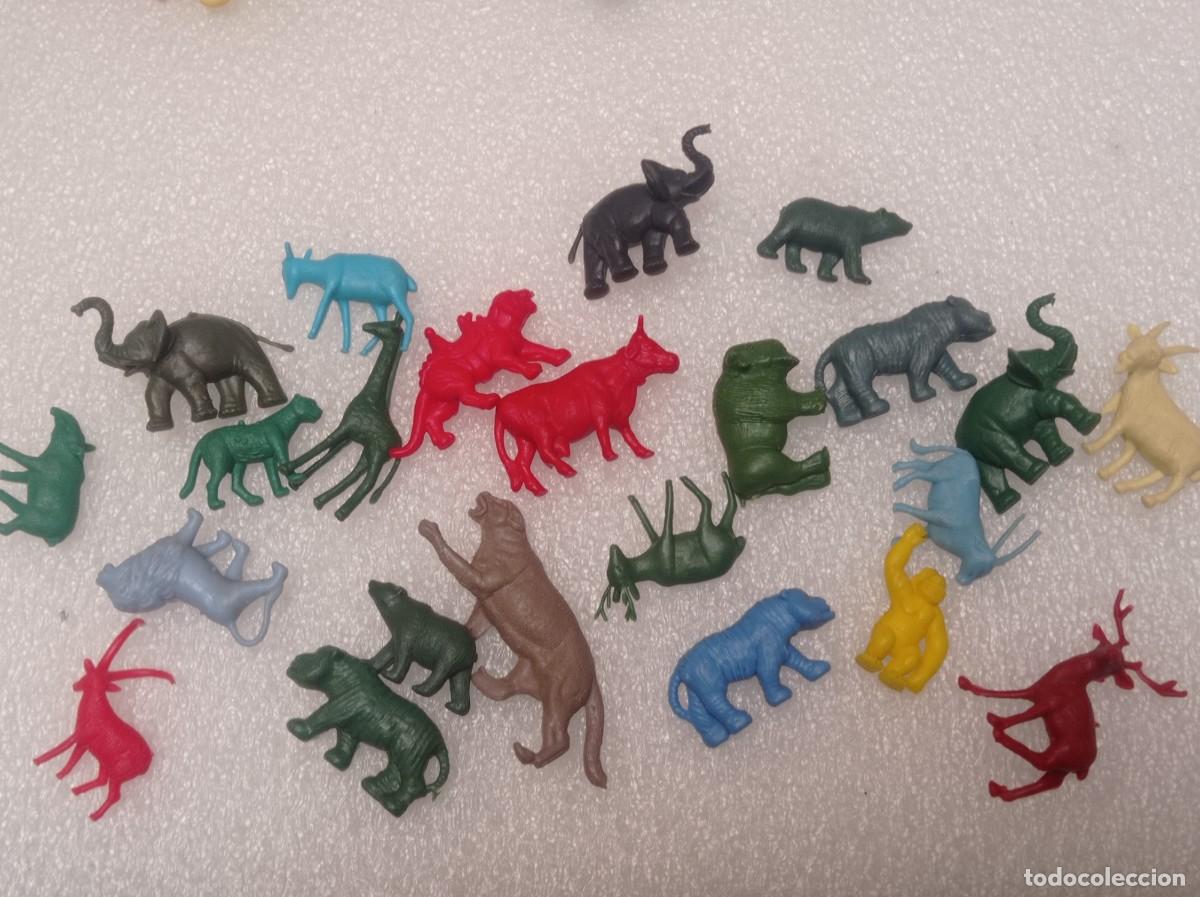 Figuras de goma y PVC: Mu&ntilde;ecos plastico caramelos chicles dunkin animales - Foto 1
