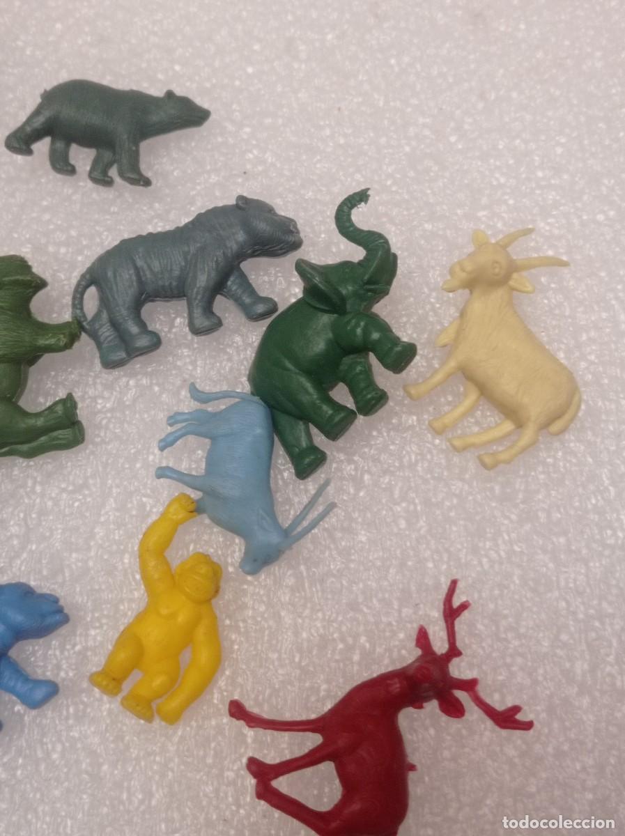 Figuras de goma y PVC: Mu&ntilde;ecos plastico caramelos chicles dunkin animales - Foto 2
