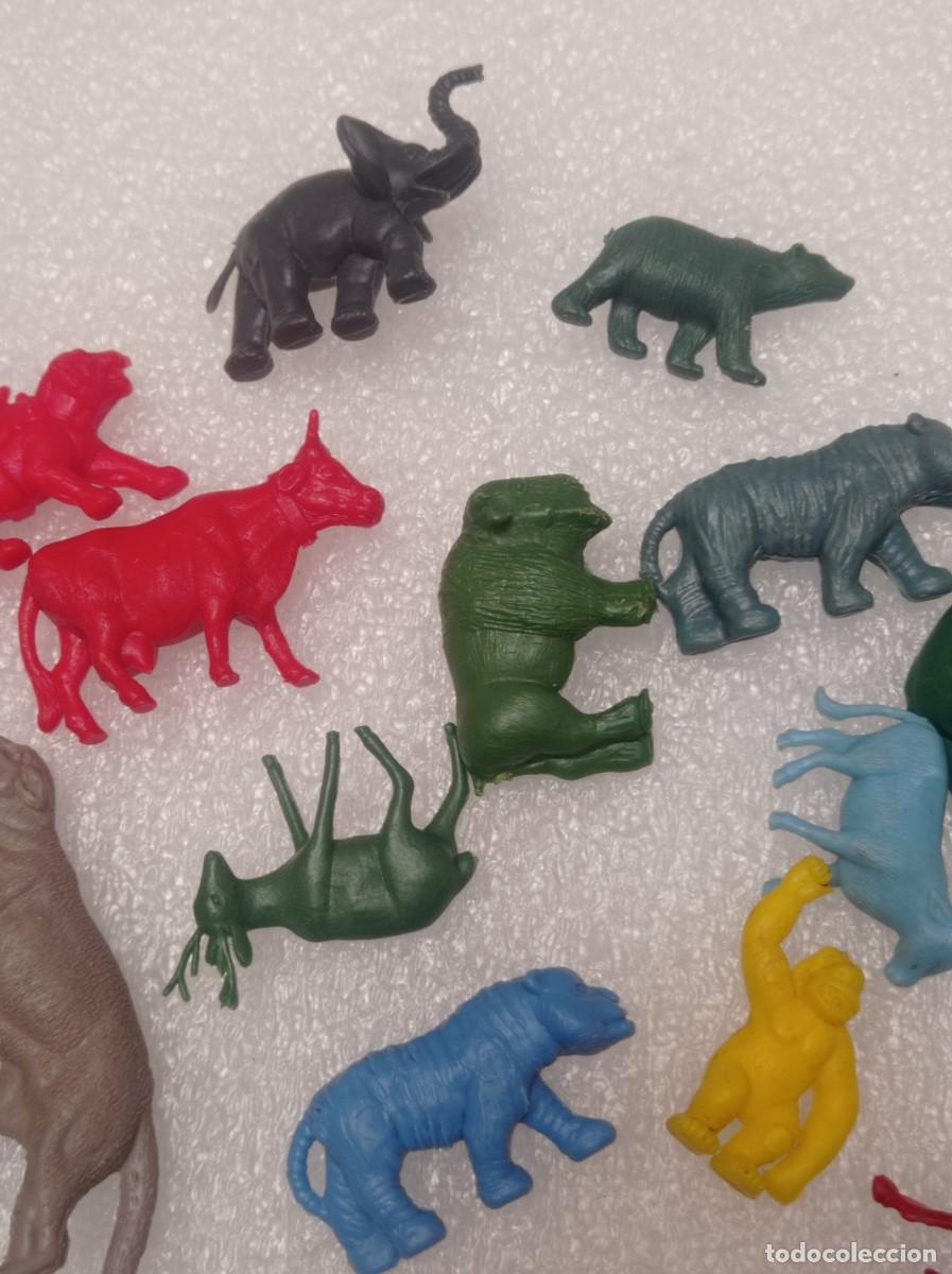 Figuras de goma y PVC: Mu&ntilde;ecos plastico caramelos chicles dunkin animales - Foto 3