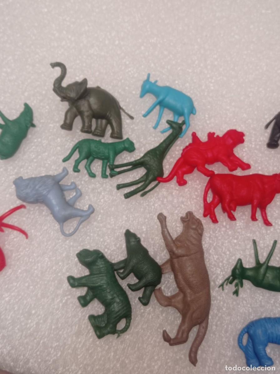 Figuras de goma y PVC: Mu&ntilde;ecos plastico caramelos chicles dunkin animales - Foto 4
