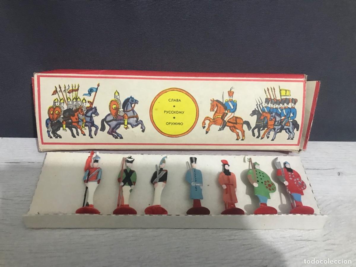 Figuras de goma y PVC: Curiosa caja de figuras planas parece del ej&eacute;rcito ruso
