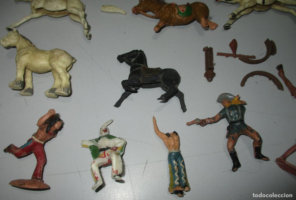Figuras de goma y PVC: Lote figuras pl&aacute;stico y goma, indios, vaqueros, caballos.... - Foto 2