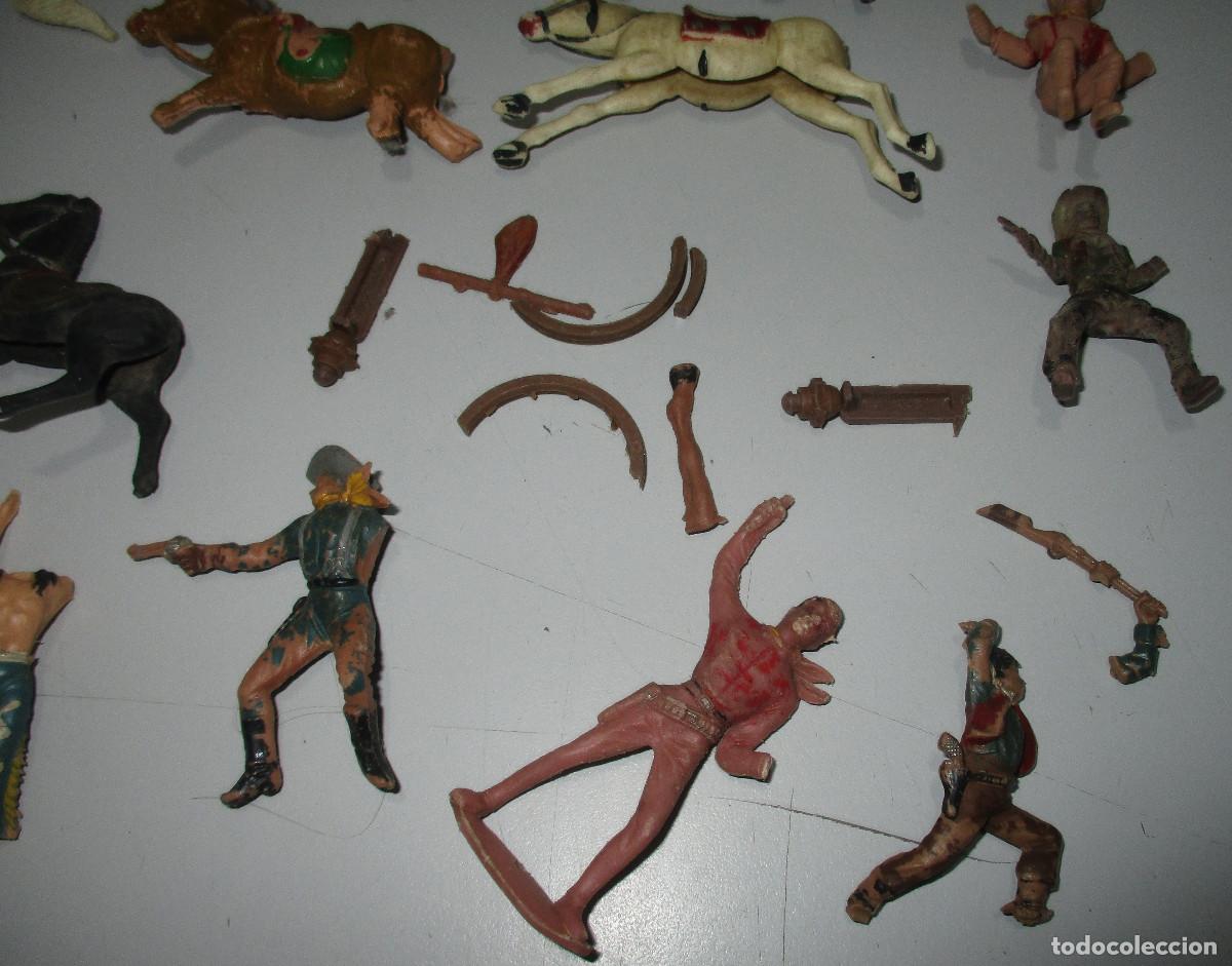 Figuras de goma y PVC: Lote figuras pl&aacute;stico y goma, indios, vaqueros, caballos.... - Foto 3