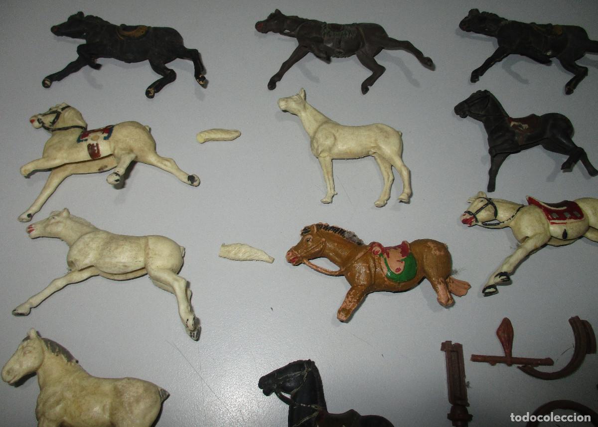 Figuras de goma y PVC: Lote figuras pl&aacute;stico y goma, indios, vaqueros, caballos.... - Foto 4