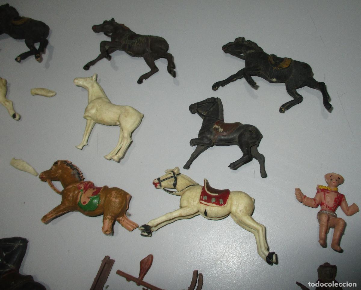 Figuras de goma y PVC: Lote figuras pl&aacute;stico y goma, indios, vaqueros, caballos.... - Foto 5