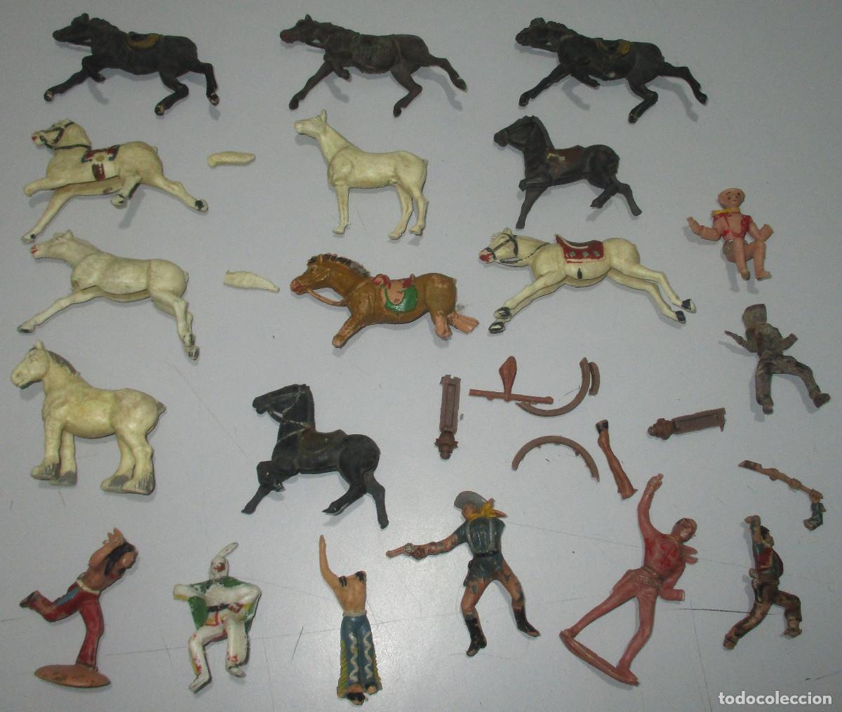 Figuras de goma y PVC: Lote figuras pl&aacute;stico y goma, indios, vaqueros, caballos.... - Foto 1