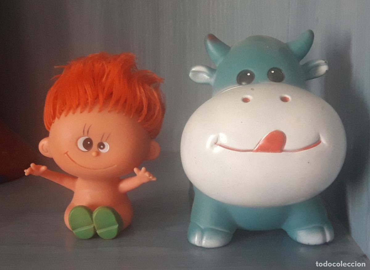 Figuras de Goma y PVC: LOTE 2 JUGUETE DE GOMA - VACA AZUL Y NI&Ntilde;O - MU&Ntilde;ECO - MARCA FARMI