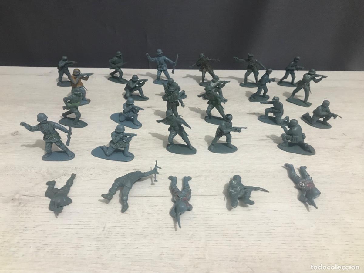 Gummi- und PVC-Figuren: Lote de 28 soldados en plastico