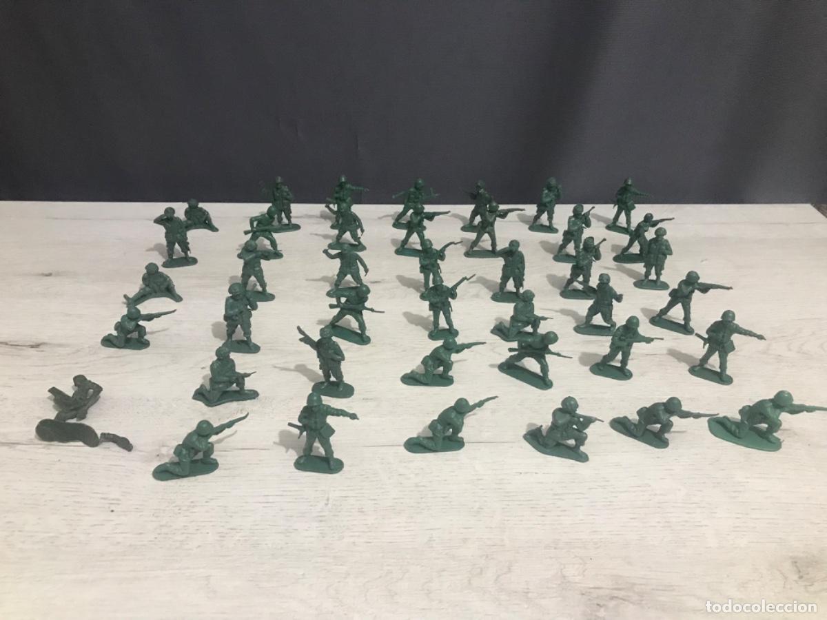 Gummi- und PVC-Figuren: Lote de 41 soldados en plastico