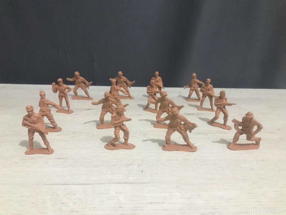 Gummi- und PVC-Figuren: Lote de 16 soldados