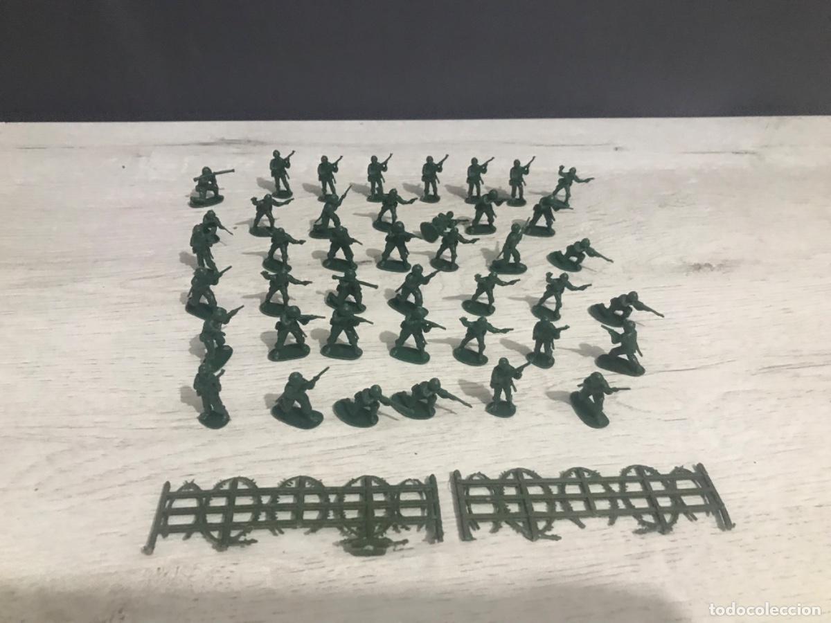 Gummi- und PVC-Figuren: Lote de 42 soldados y accesorios piperos