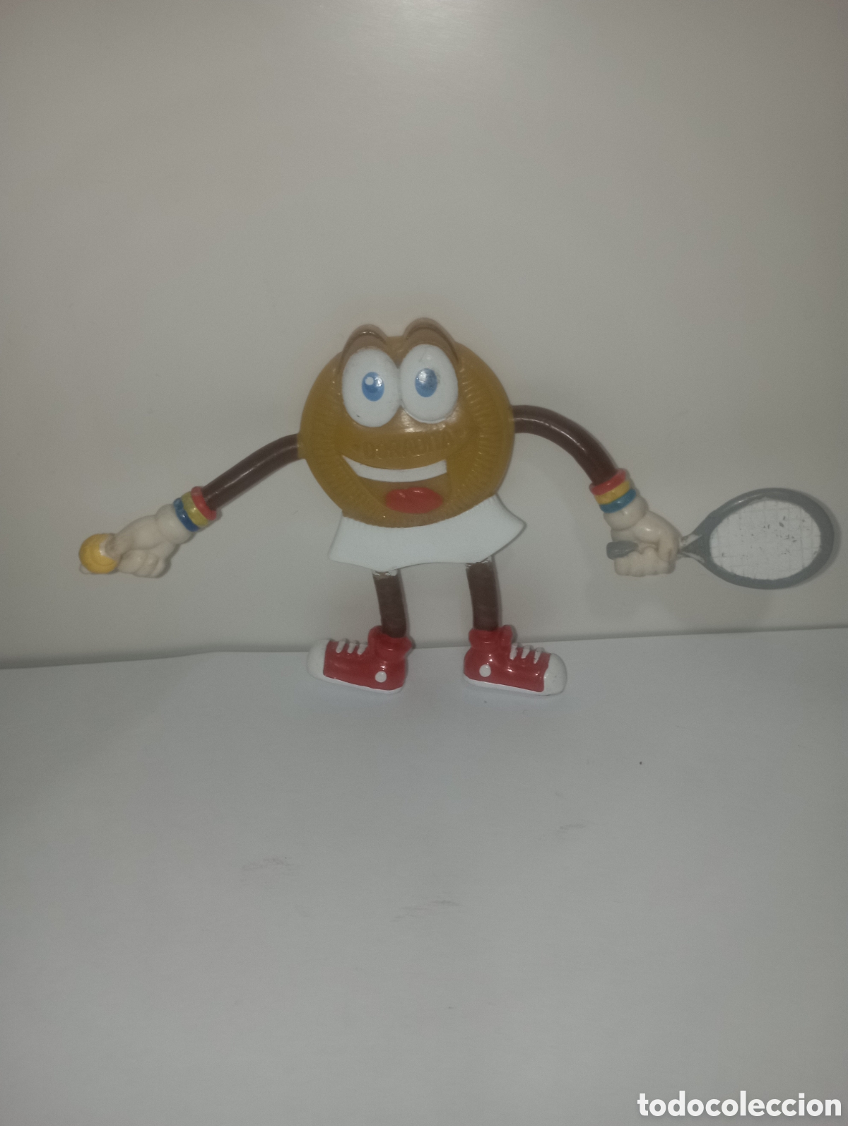 Rubber and PVC Figures: GALLETA DORADA FIGURA PROMOCIONAL DE PVC A&Ntilde;OS 90 SERIE DEPORTES TENISTA