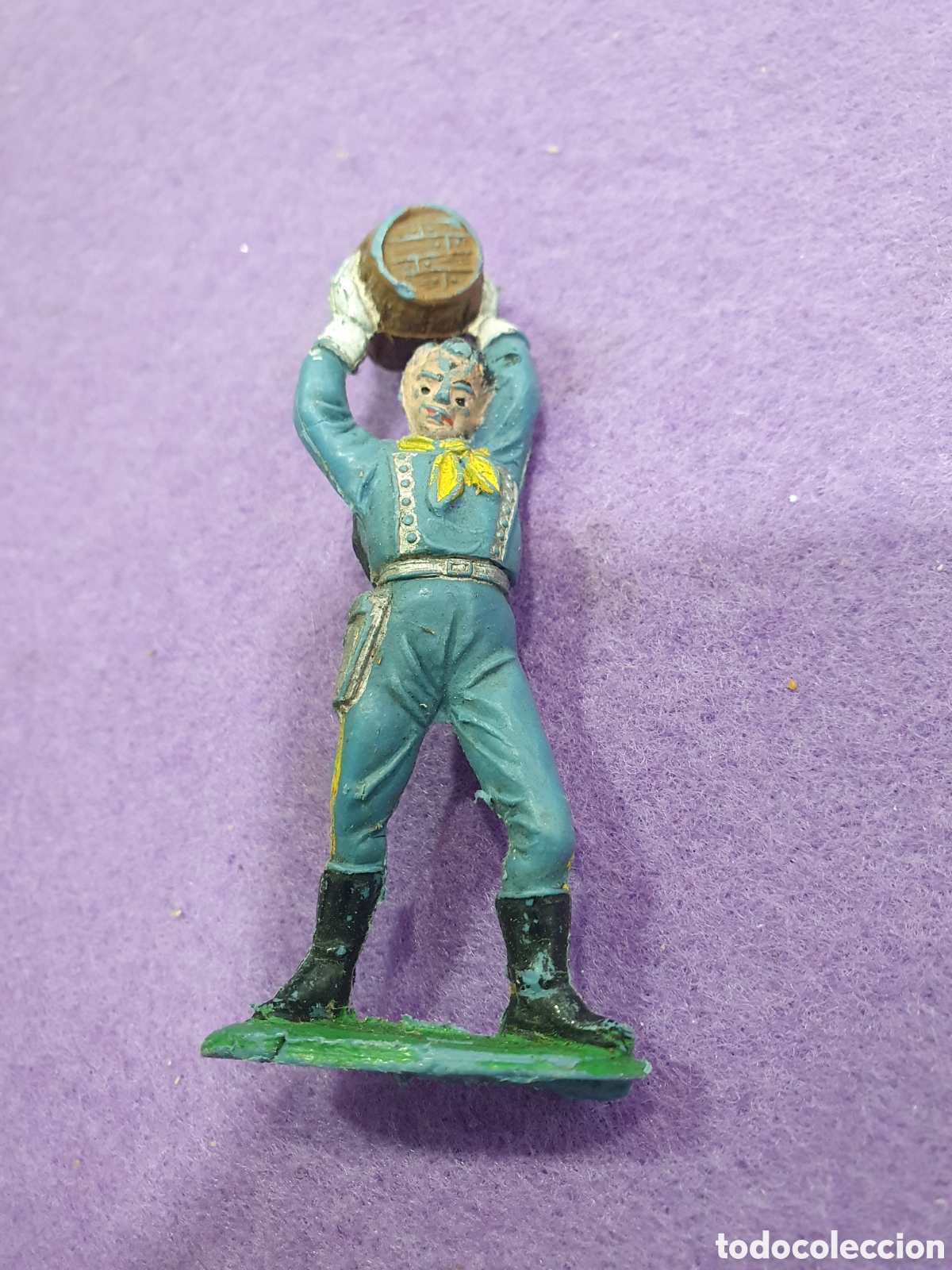 Figuras de goma y PVC: Soldado con barril. Comansi. (L85) - Foto 1