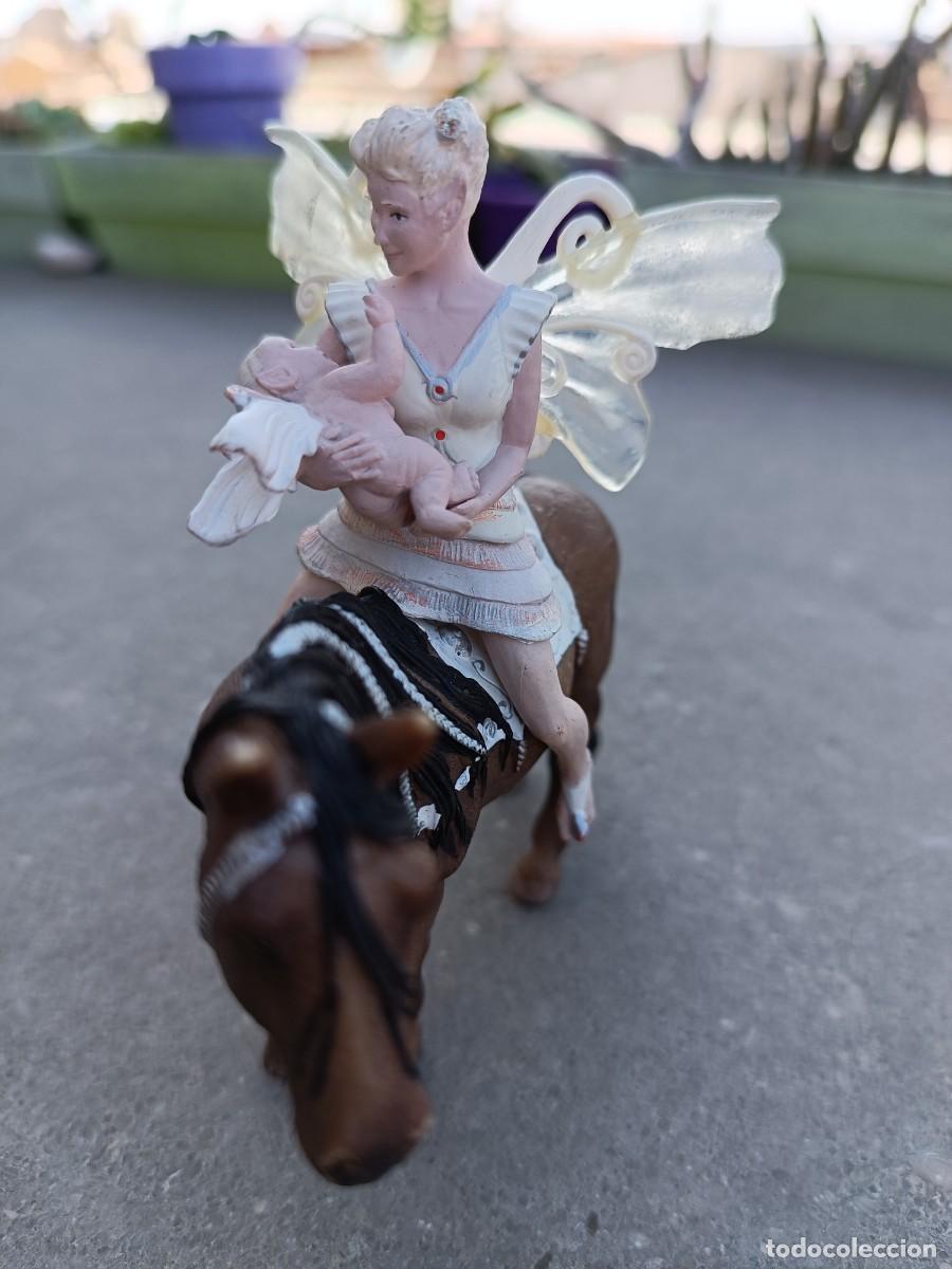 Figuras de goma y PVC: Scheleich figuras de acci&oacute;n alemanas. Elf, Elfa Lloris con su beb&eacute; Leolynm y Elda Sura con loro.