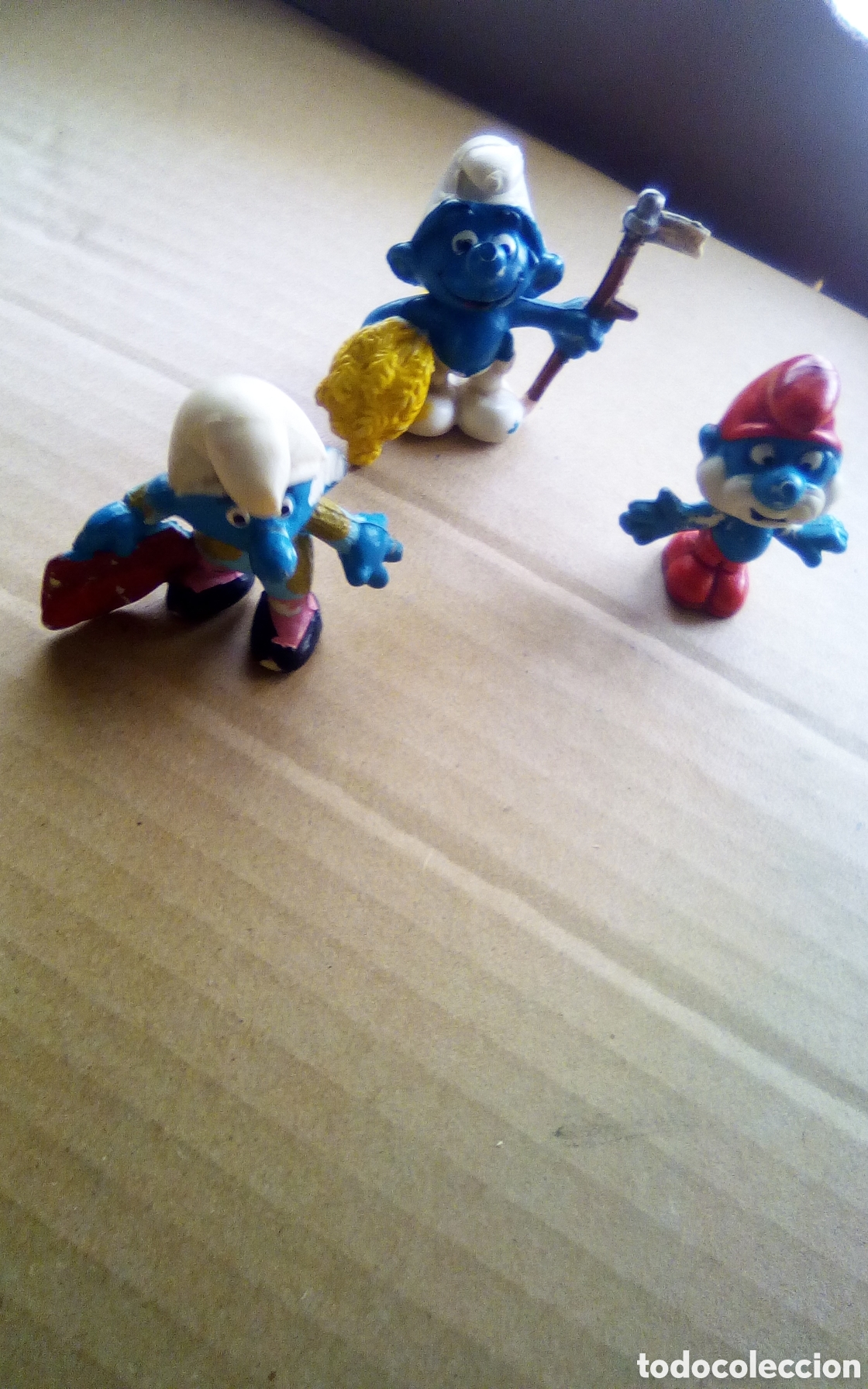 Figuras de Goma y PVC: Lote de tres pitufos, uno agricultor (punta guada&ntilde;a rota), otro torero. Miden 5 cm., ver fotos.