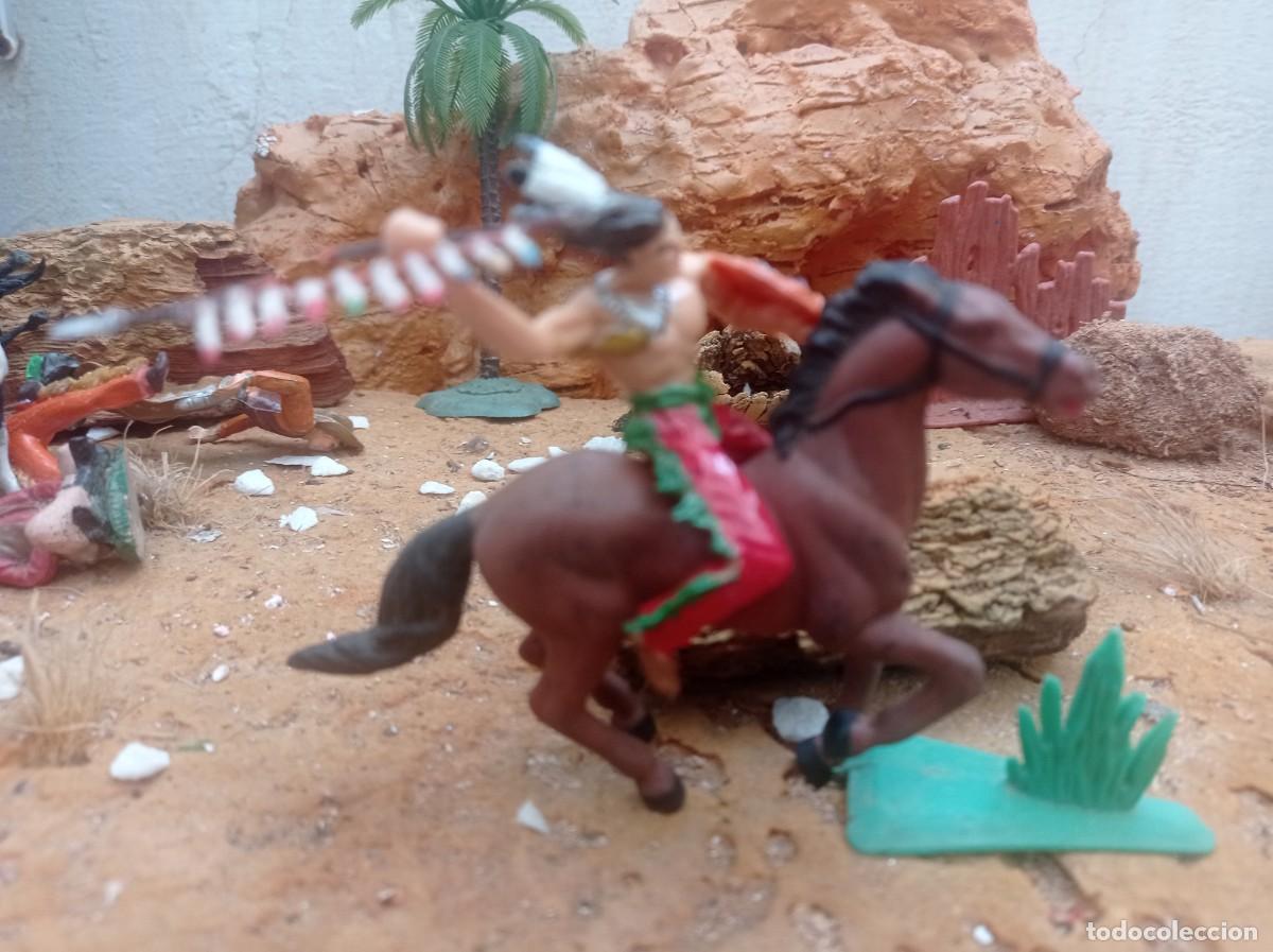 Figuras de goma y PVC: Indio y caballo de elastolin - Foto 1
