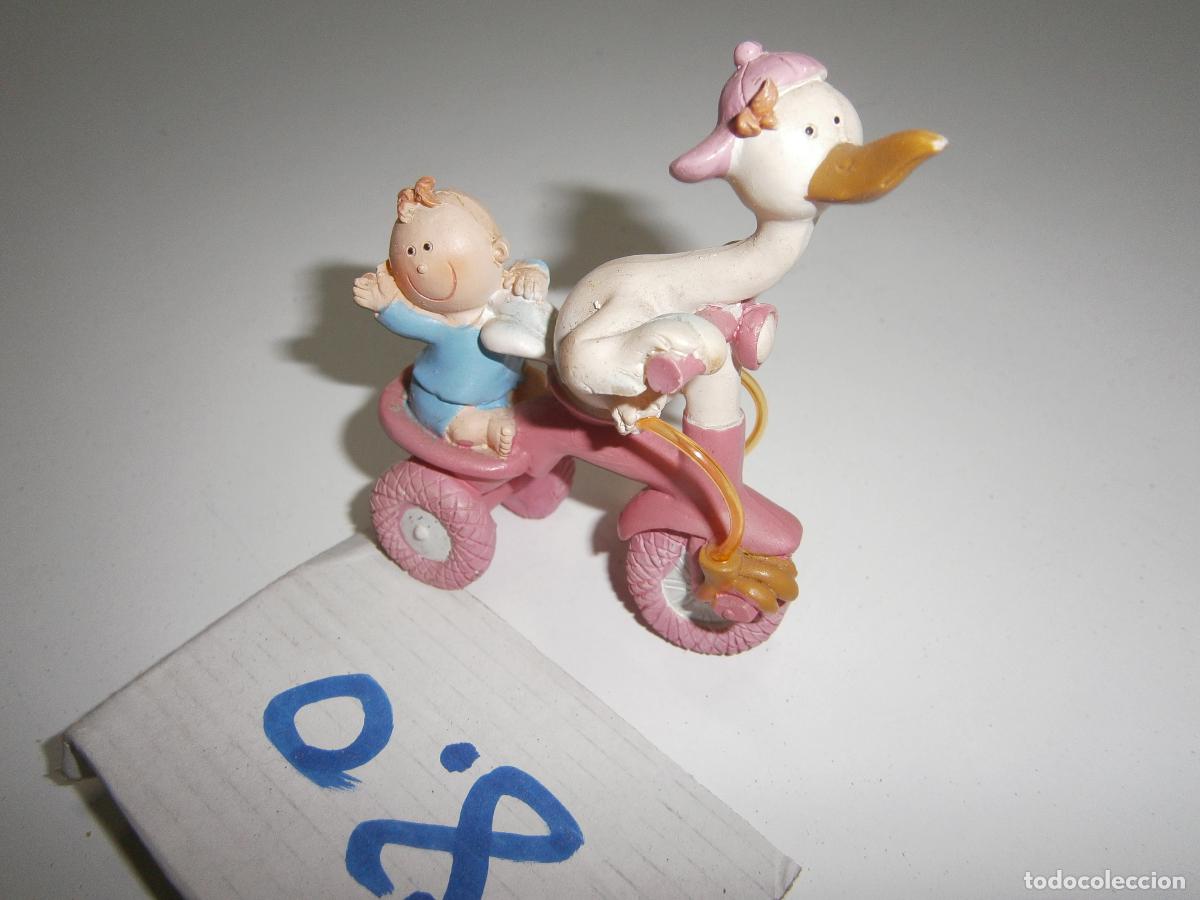 Rubber and PVC Figures: FIGURA DE GOMA O PVC - CIGUE&Ntilde;A EN TRICICLO CON BEBE