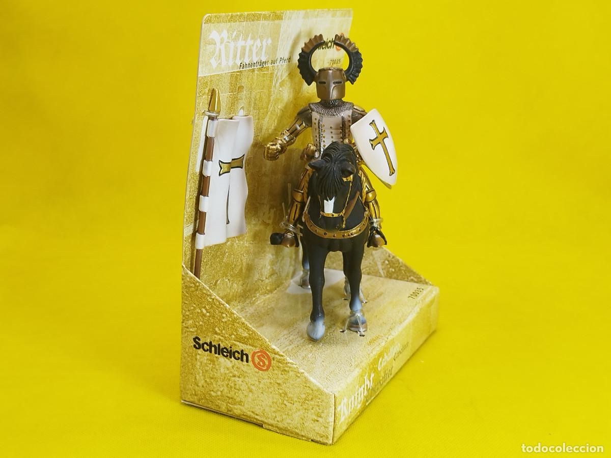 Figuras de goma y PVC: Schleich Abanderado Teut&oacute;n a caballo REF 70035 - Foto 2
