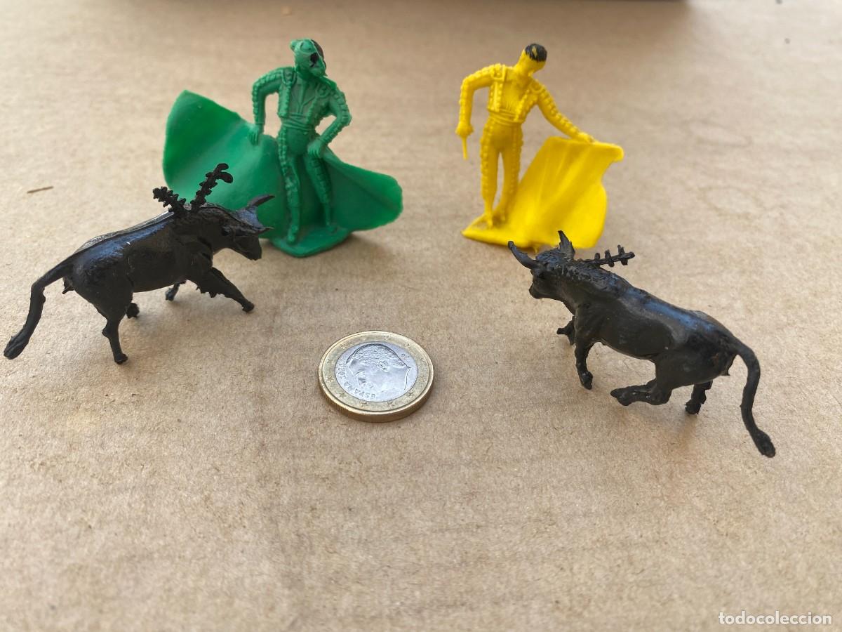 Figuras de goma y PVC: Toreros y toros antiguos, pl&aacute;stico - Foto 1