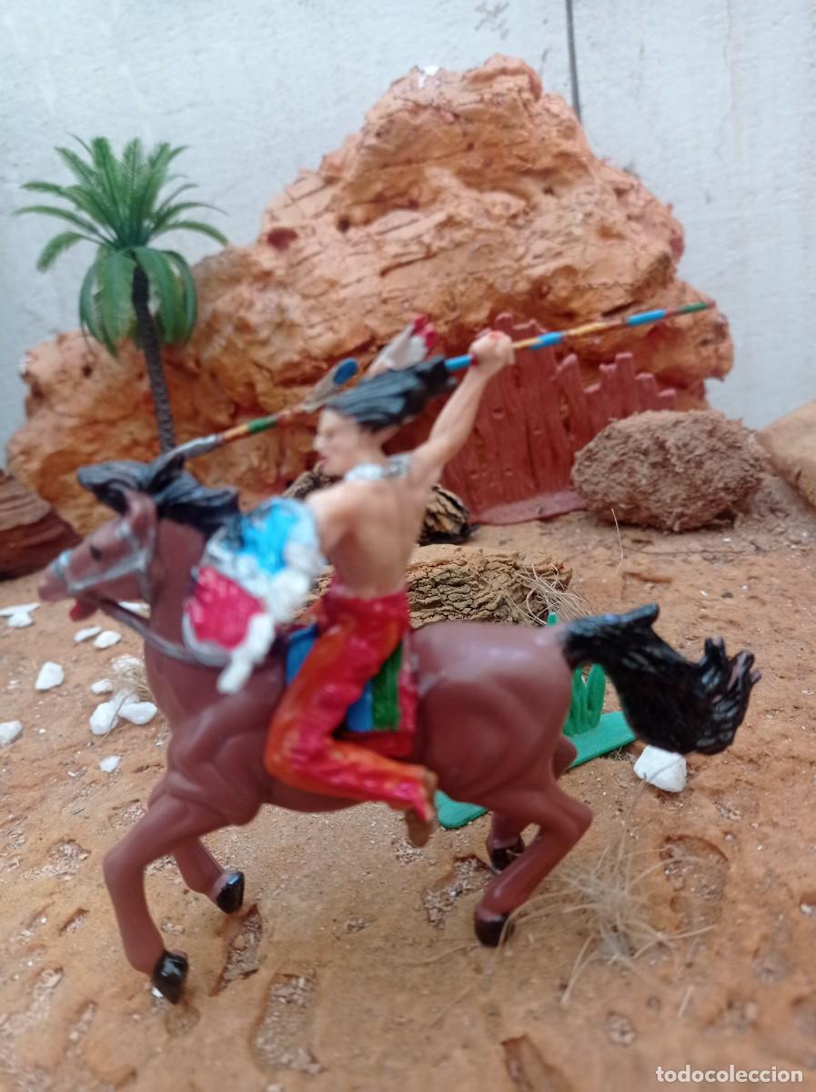 Figuras de goma y PVC: Indio mano amarilla con caballo de elastolin - Foto 2