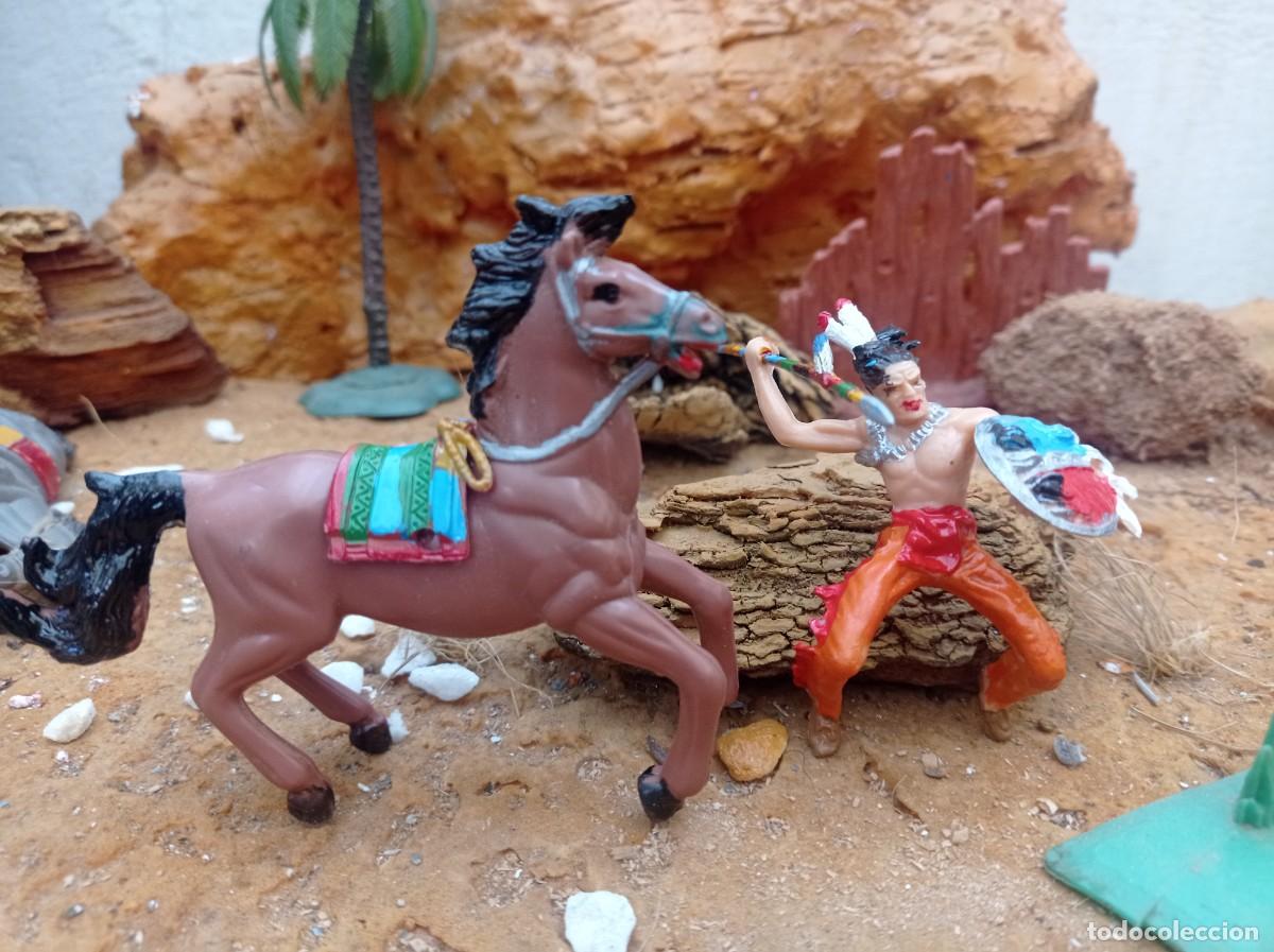 Figuras de goma y PVC: Indio mano amarilla con caballo de elastolin - Foto 3