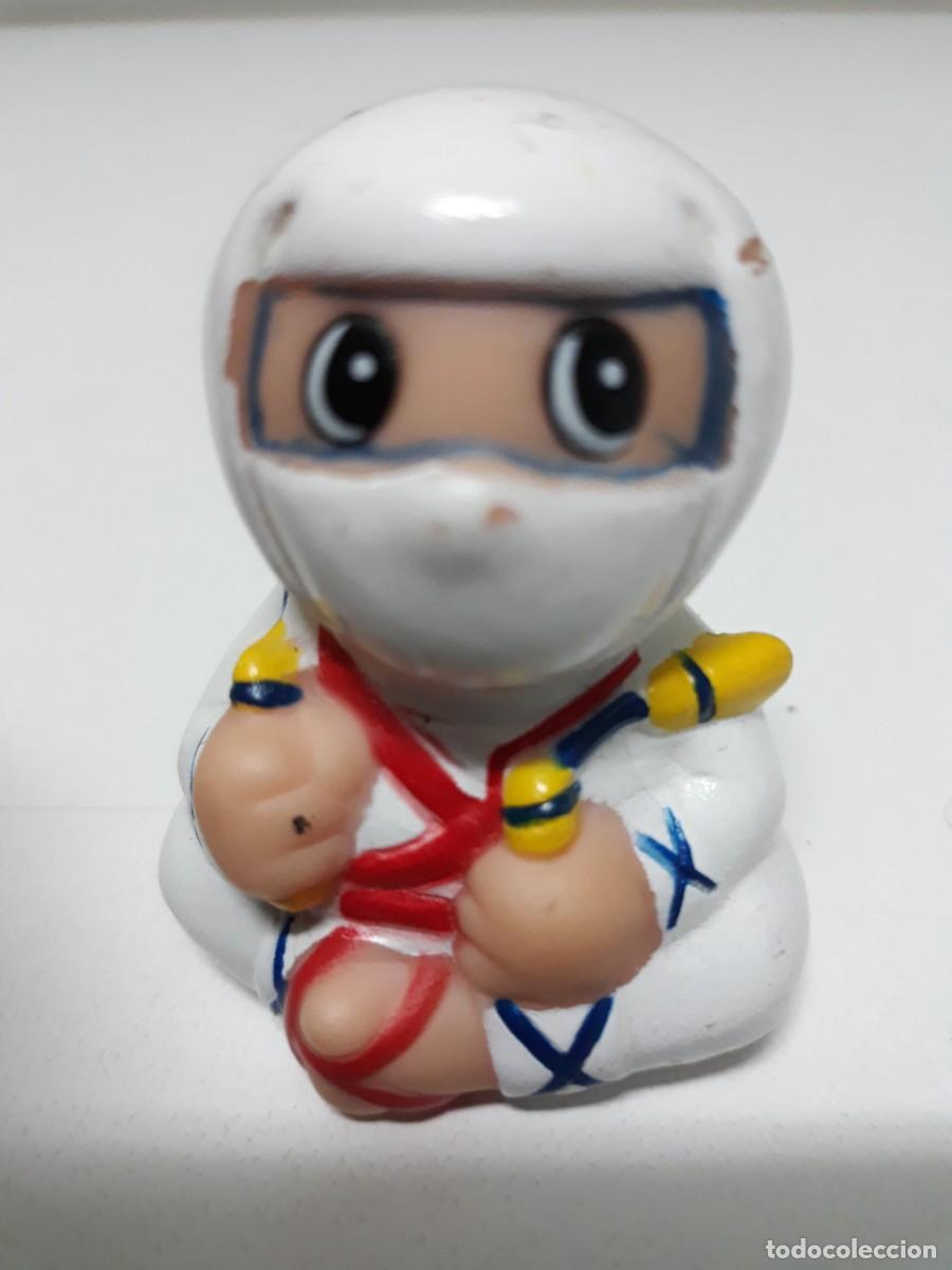 Figuras de Goma y PVC: ANTIGUA FIGURA DE GOMA CON SACAPUNTAS NINJA