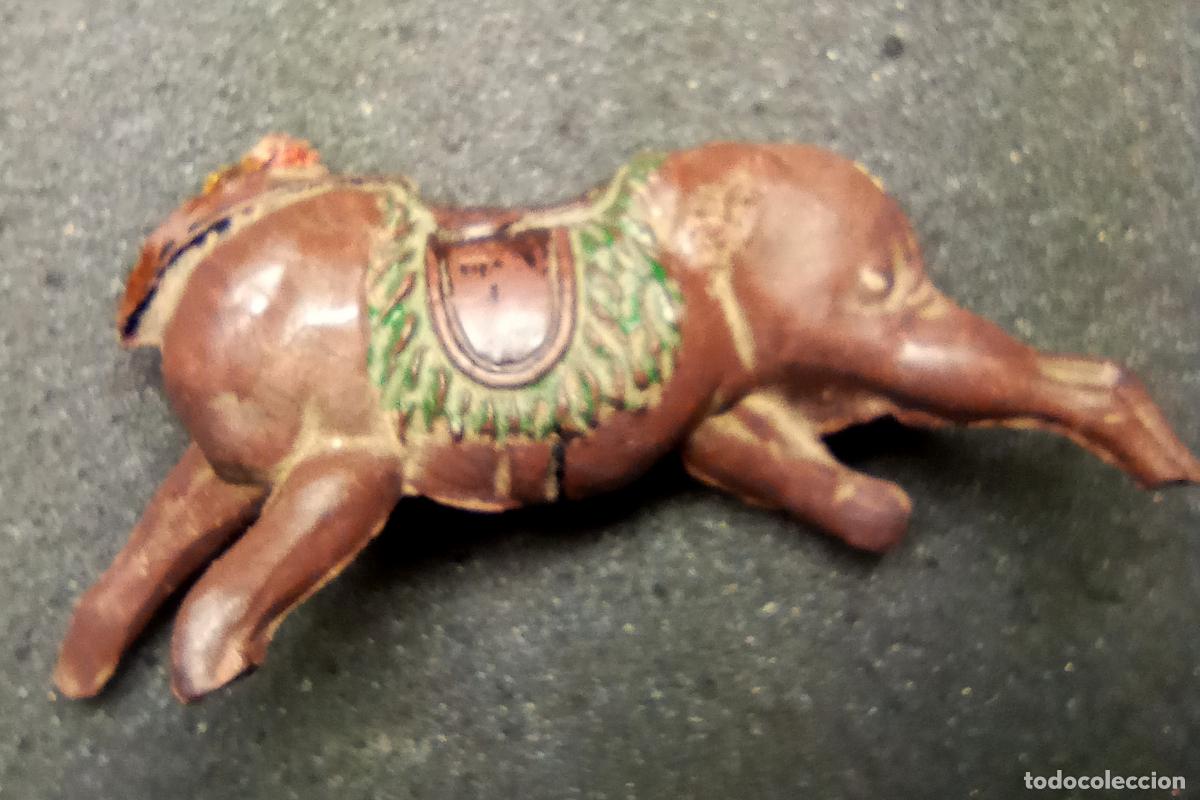 Figuras de goma y PVC: A&ntilde;os 50 - Indios y vaqueros trozo caballo - Foto 2