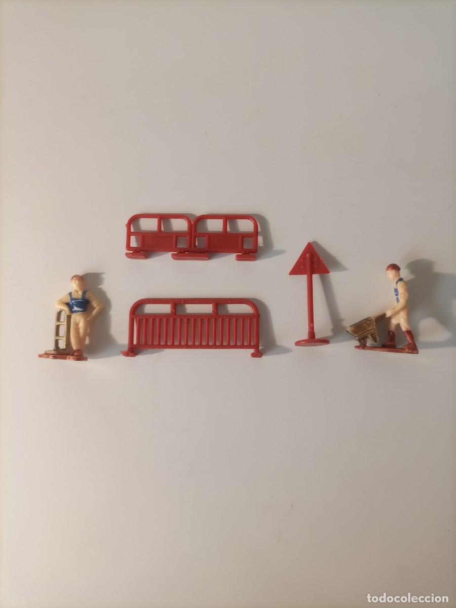 Rubber and PVC Figures: Lote diorama construcci&oacute;n mu&ntilde;equitos de obra figuras de pl&aacute;stico obreros y vallas