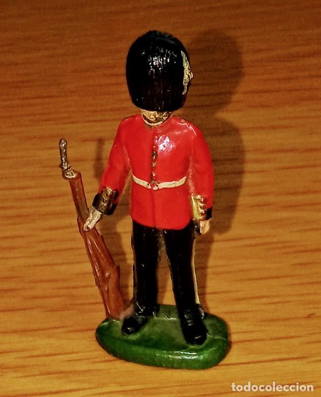 Figuras de goma y PVC: Guardia a pie Brit&aacute;nica. Marca REAMSA - Foto 1