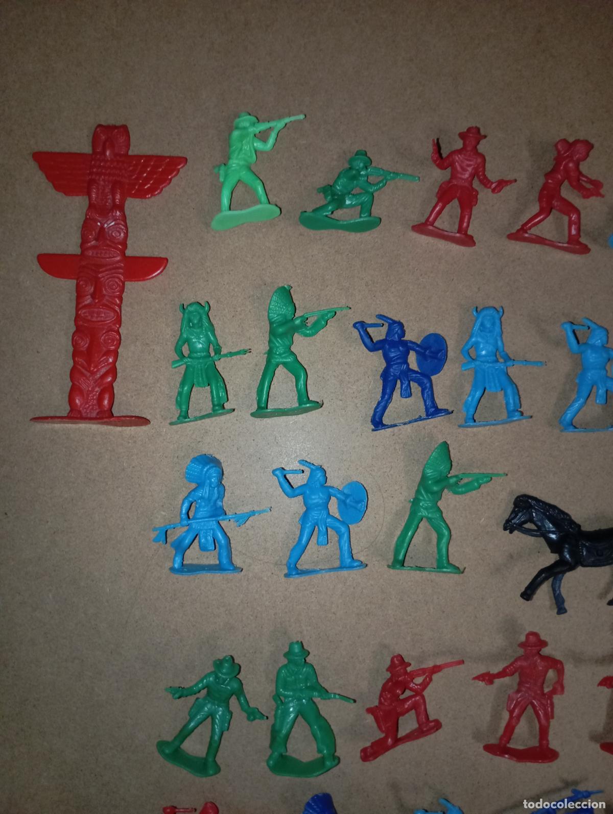 Figuras de goma y PVC: Lote de antiguos indios y vaqueros oeste Wester - Foto 2
