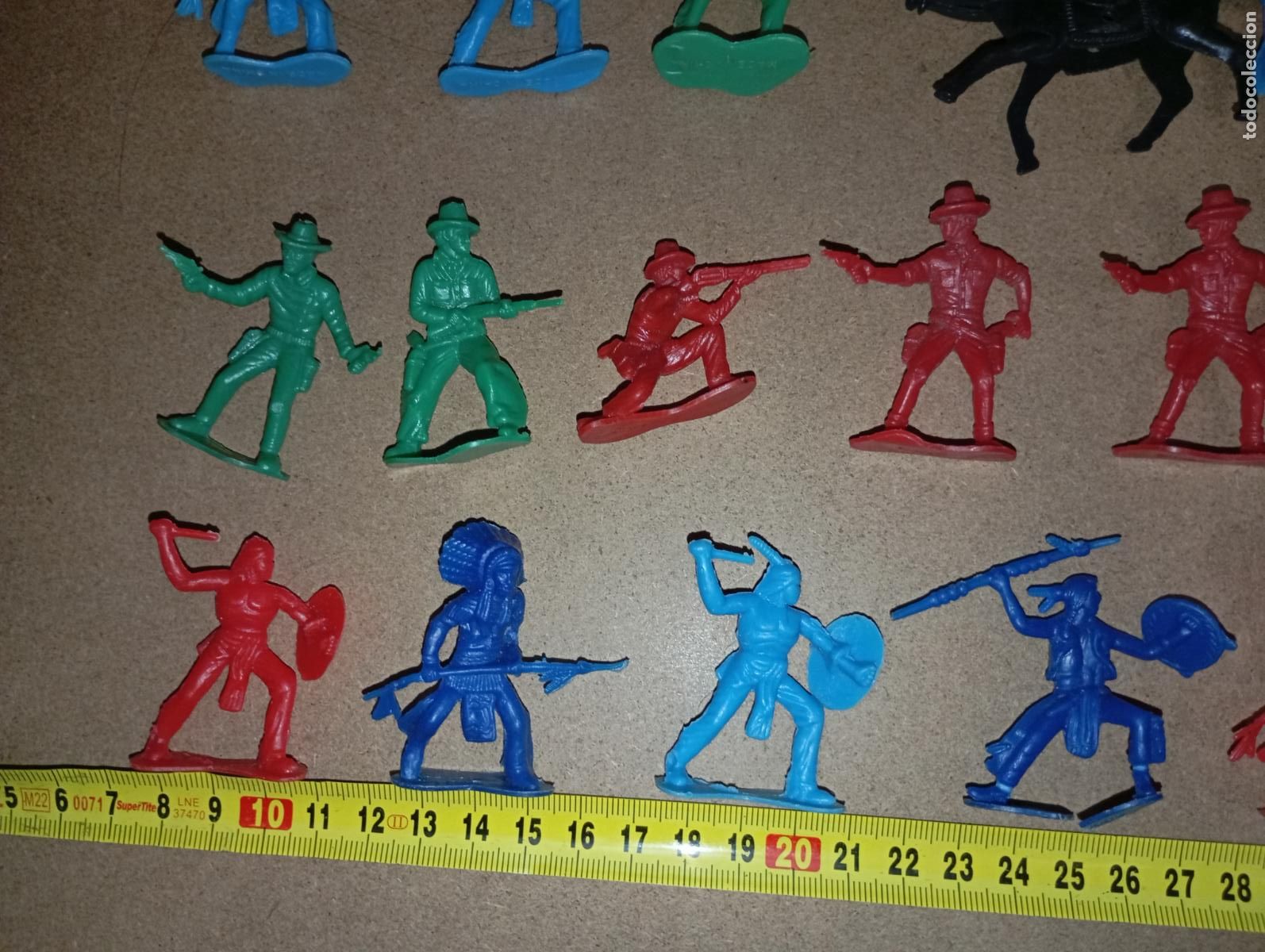 Figuras de goma y PVC: Lote de antiguos indios y vaqueros oeste Wester - Foto 3