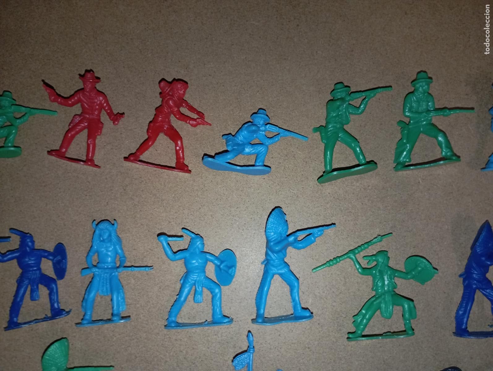 Figuras de goma y PVC: Lote de antiguos indios y vaqueros oeste Wester - Foto 4