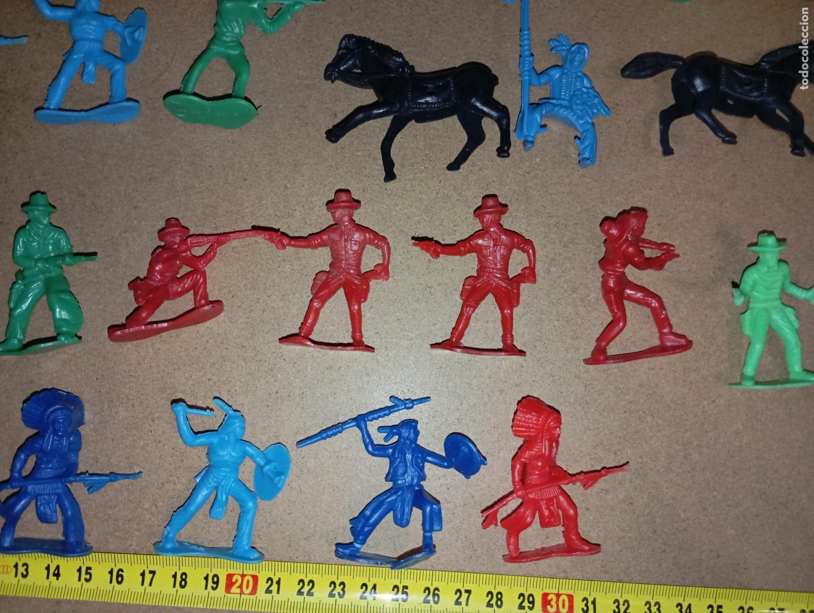 Figuras de goma y PVC: Lote de antiguos indios y vaqueros oeste Wester - Foto 5