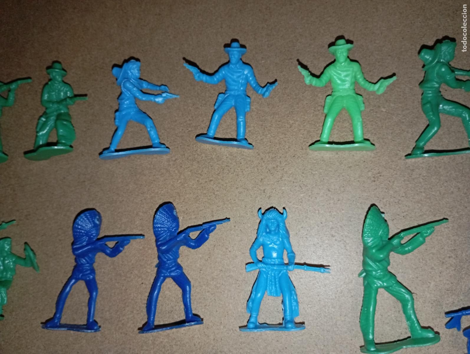 Figuras de goma y PVC: Lote de antiguos indios y vaqueros oeste Wester - Foto 6