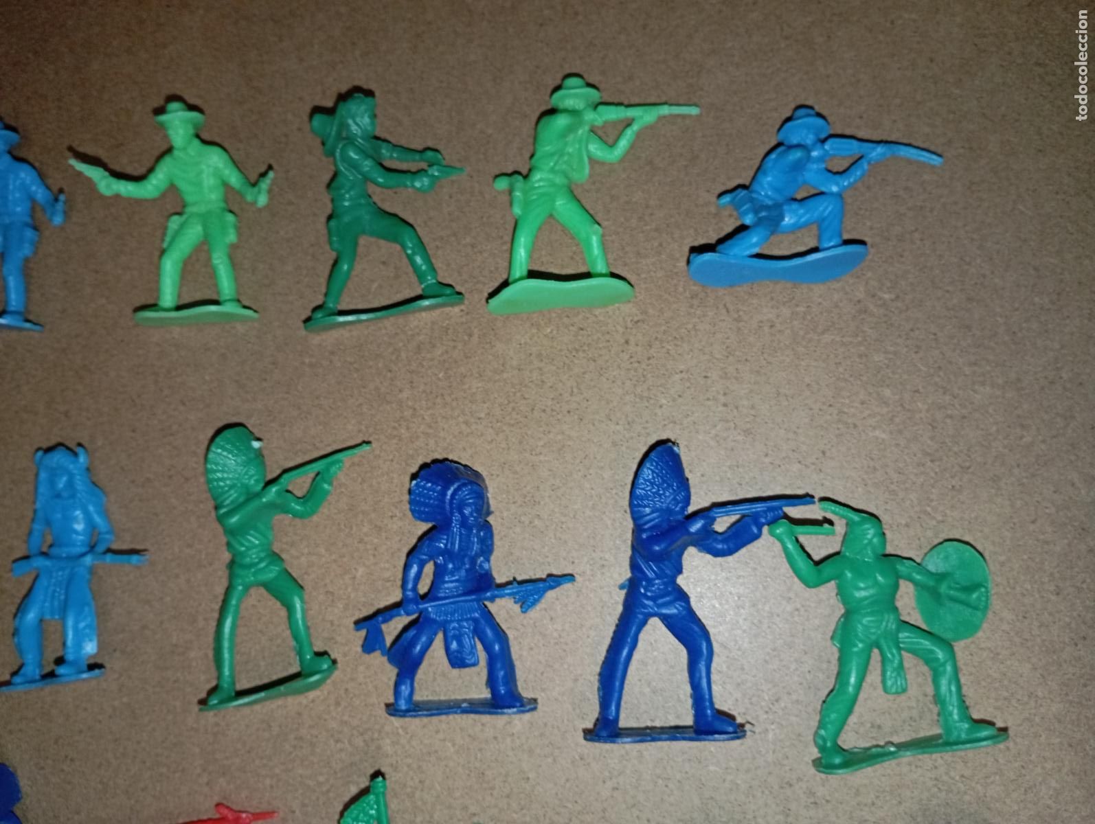 Figuras de goma y PVC: Lote de antiguos indios y vaqueros oeste Wester - Foto 7