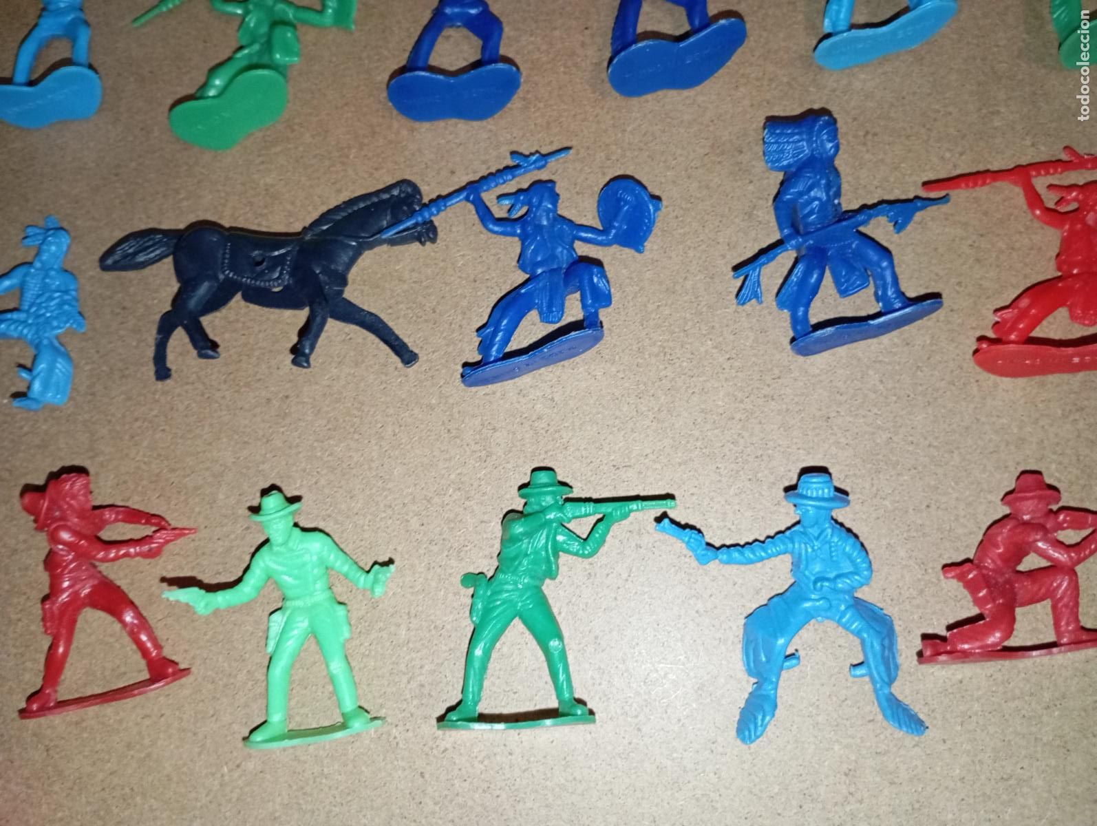 Figuras de goma y PVC: Lote de antiguos indios y vaqueros oeste Wester - Foto 8