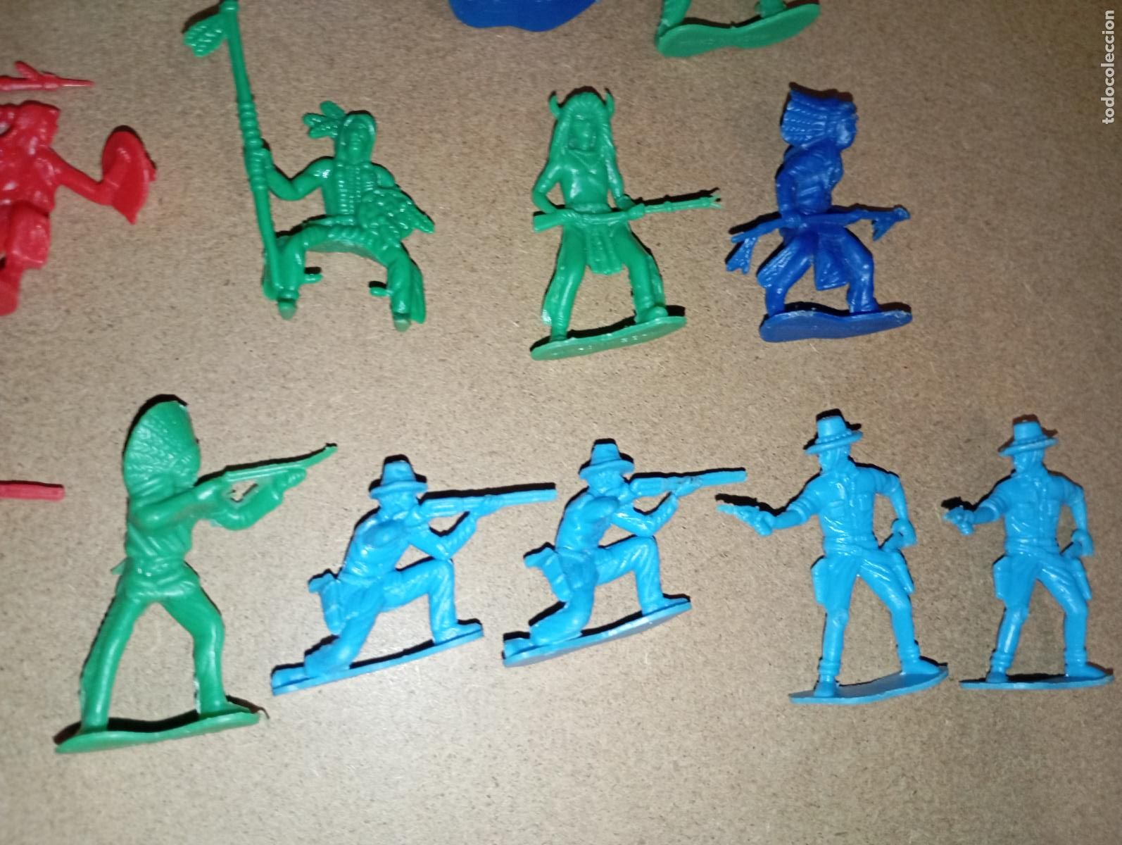 Figuras de goma y PVC: Lote de antiguos indios y vaqueros oeste Wester - Foto 9
