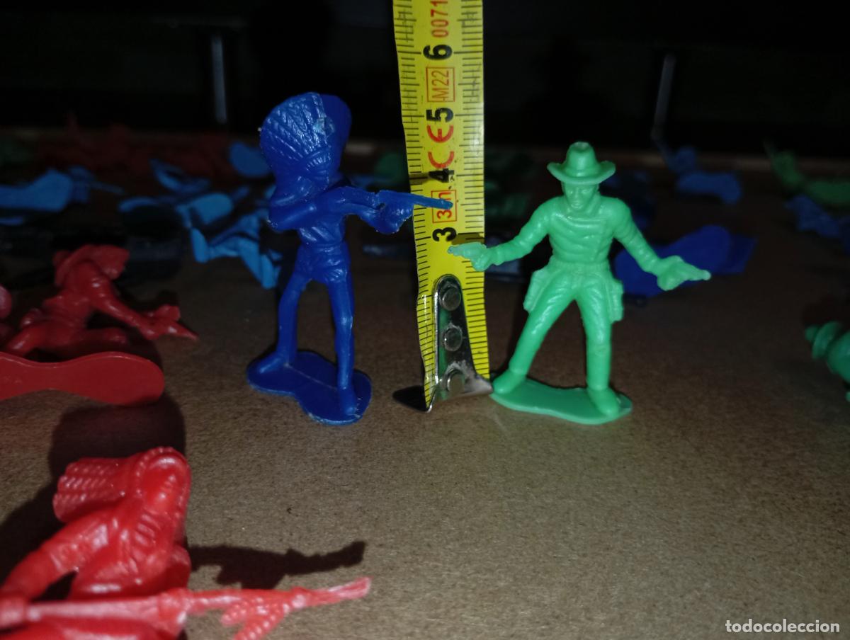 Figuras de goma y PVC: Lote de antiguos indios y vaqueros oeste Wester - Foto 10