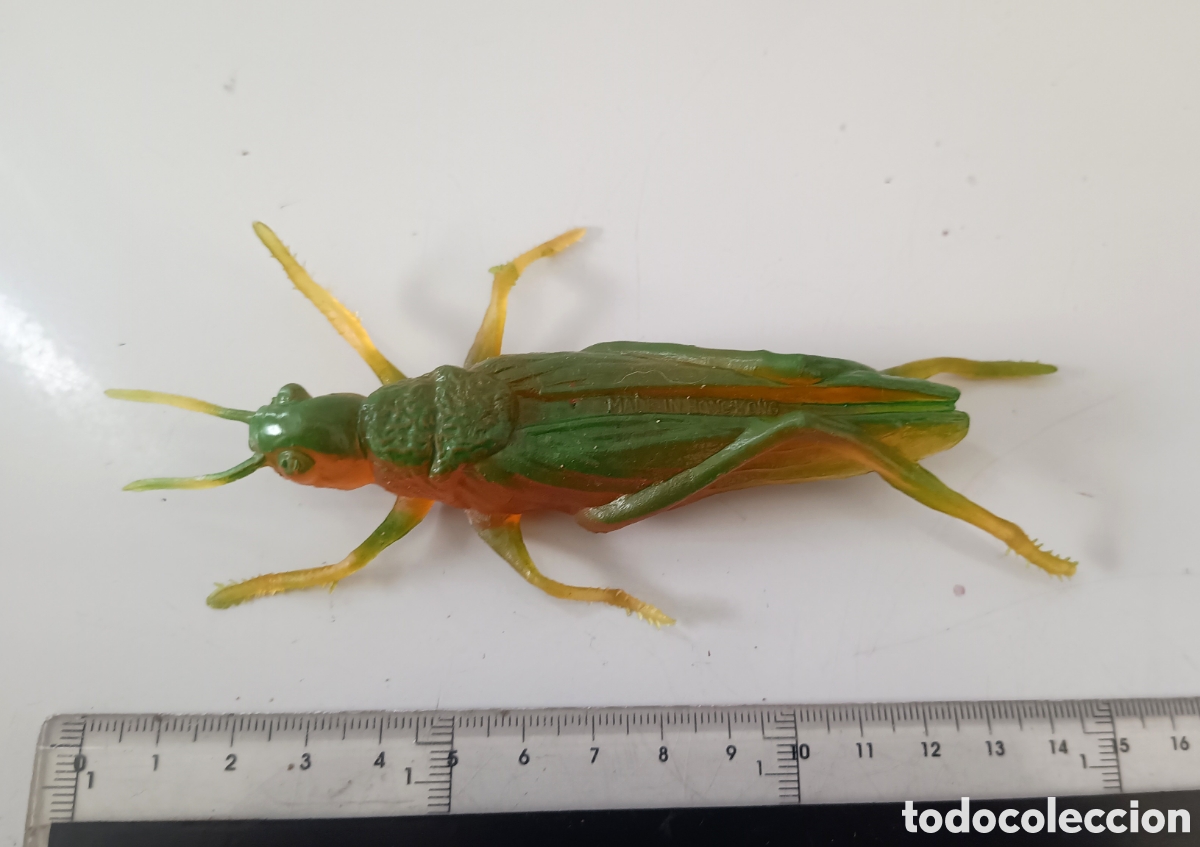 Figuras de Goma y PVC: Saltamontes insecto goma blanda jiggler mu&ntilde;eco juguete figura vintage