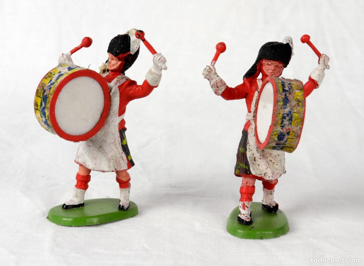 Figuras de goma y PVC: 2 escoceses con tambor-Britains. pl&aacute;stico - Foto 1