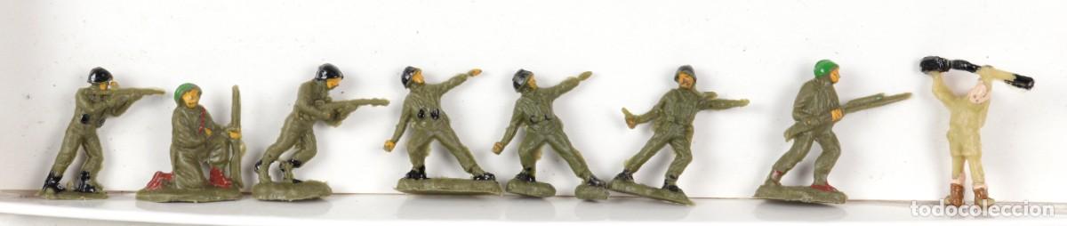 Figuras de goma y PVC: Ocho soldaditos caqui h. 20 mm. pl&aacute;stico