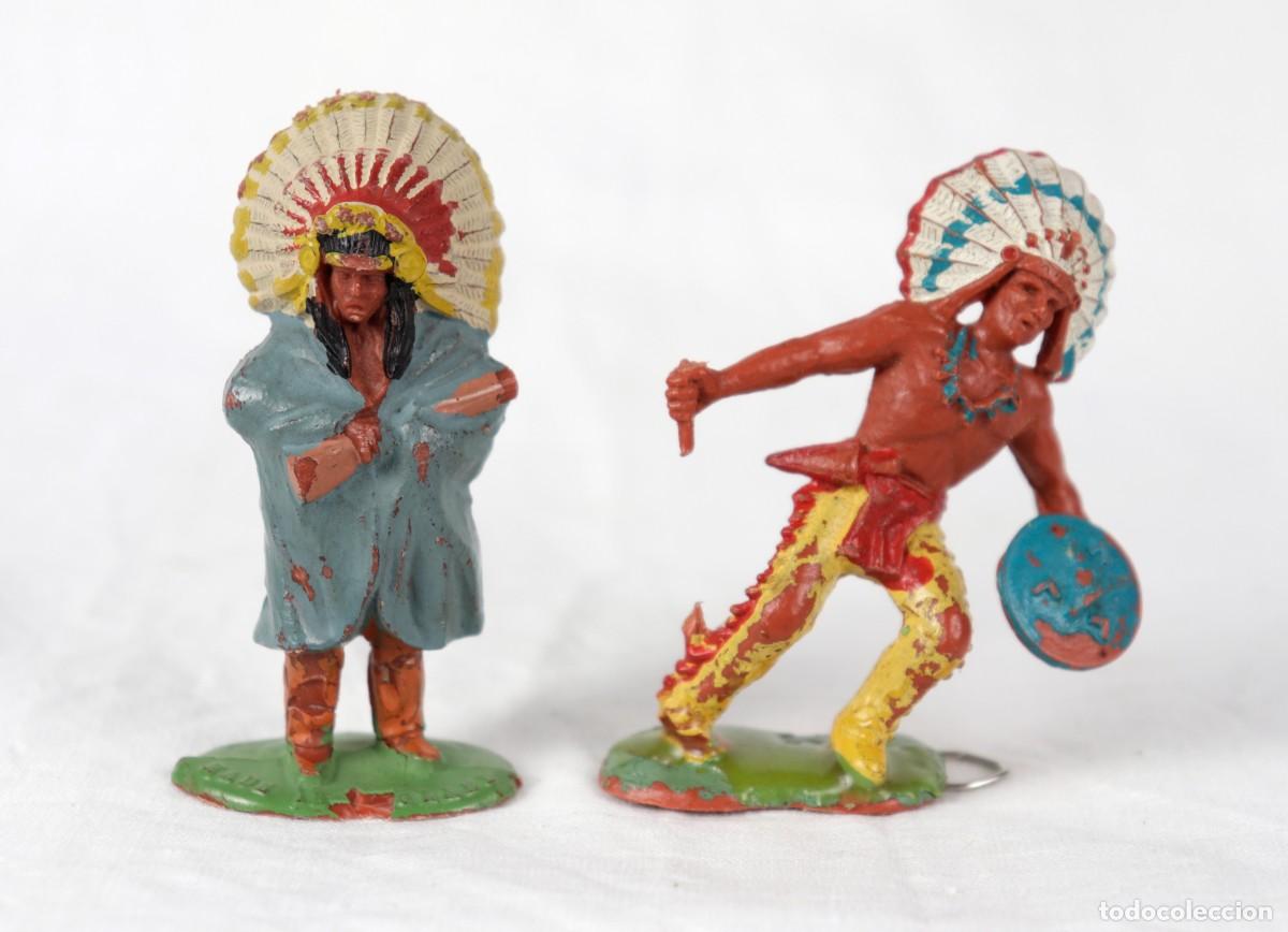 Figuras de goma y PVC: Dos indios en pl&aacute;stico marca Crescent Toys - Foto 1