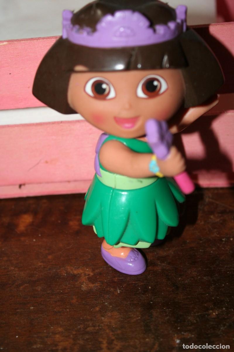 Figuras de goma y PVC: mu&ntilde;eca dora la exploradora mattel 2006 - Foto 1
