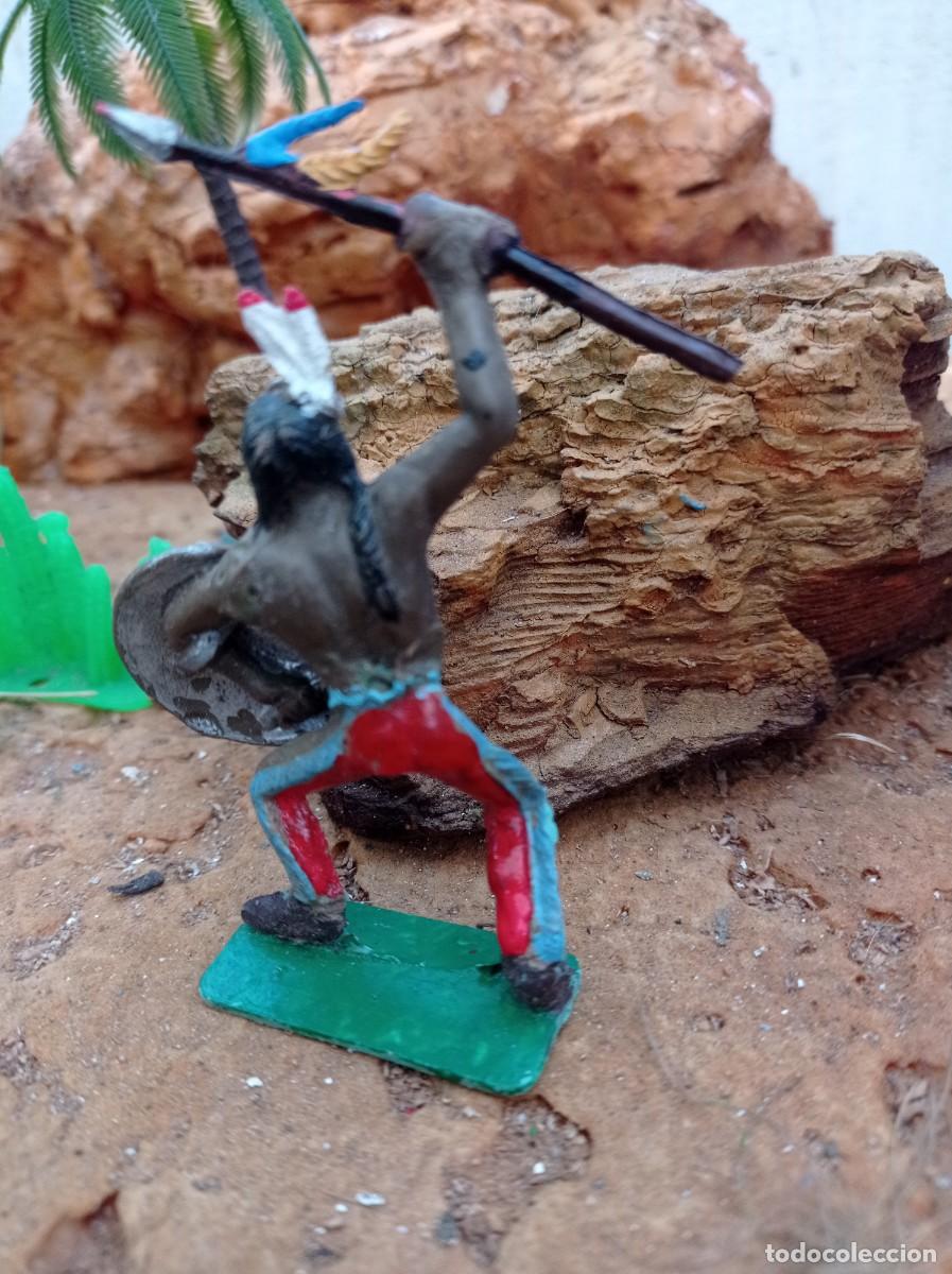Figuras de goma y PVC: Indio con lanza de comansi - Foto 2