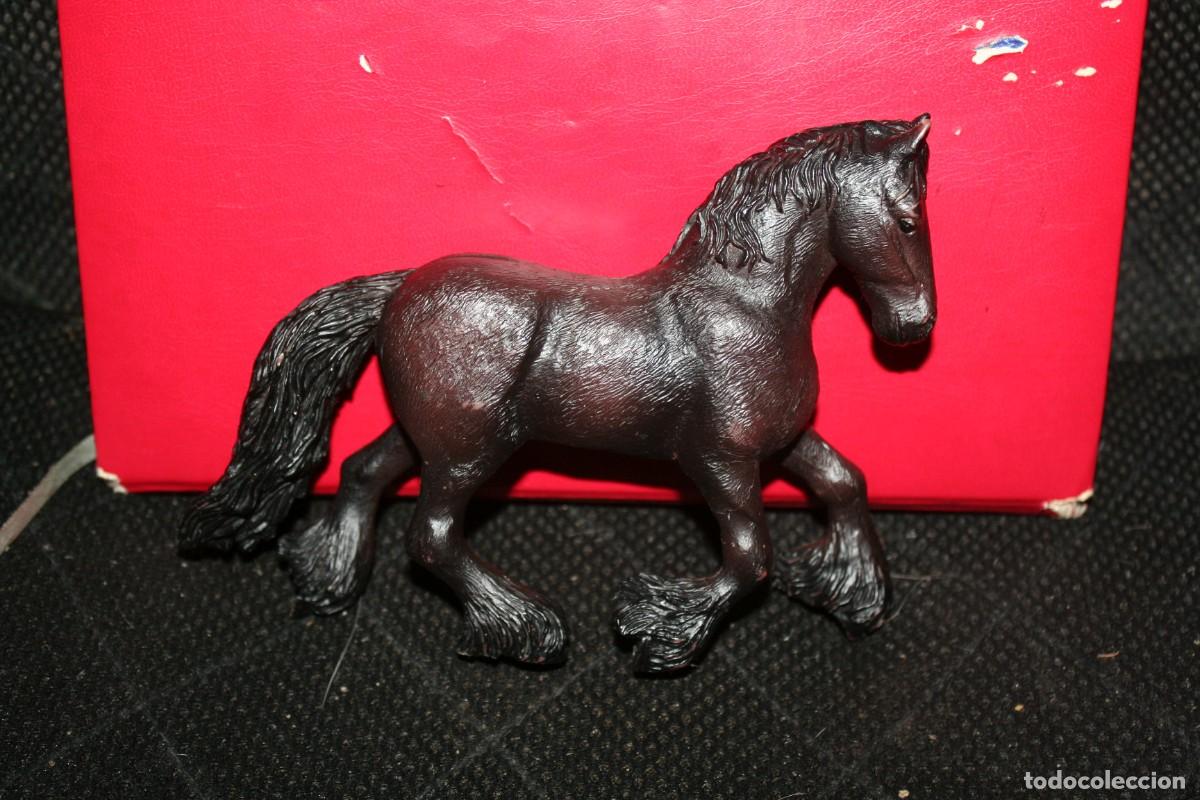 Figuras de goma y PVC: caballo frison papo 07 - Foto 2