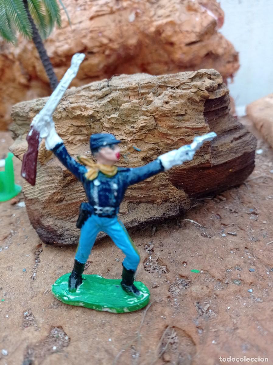 Figuras de goma y PVC: Soldado con pistola de comansi - Foto 1